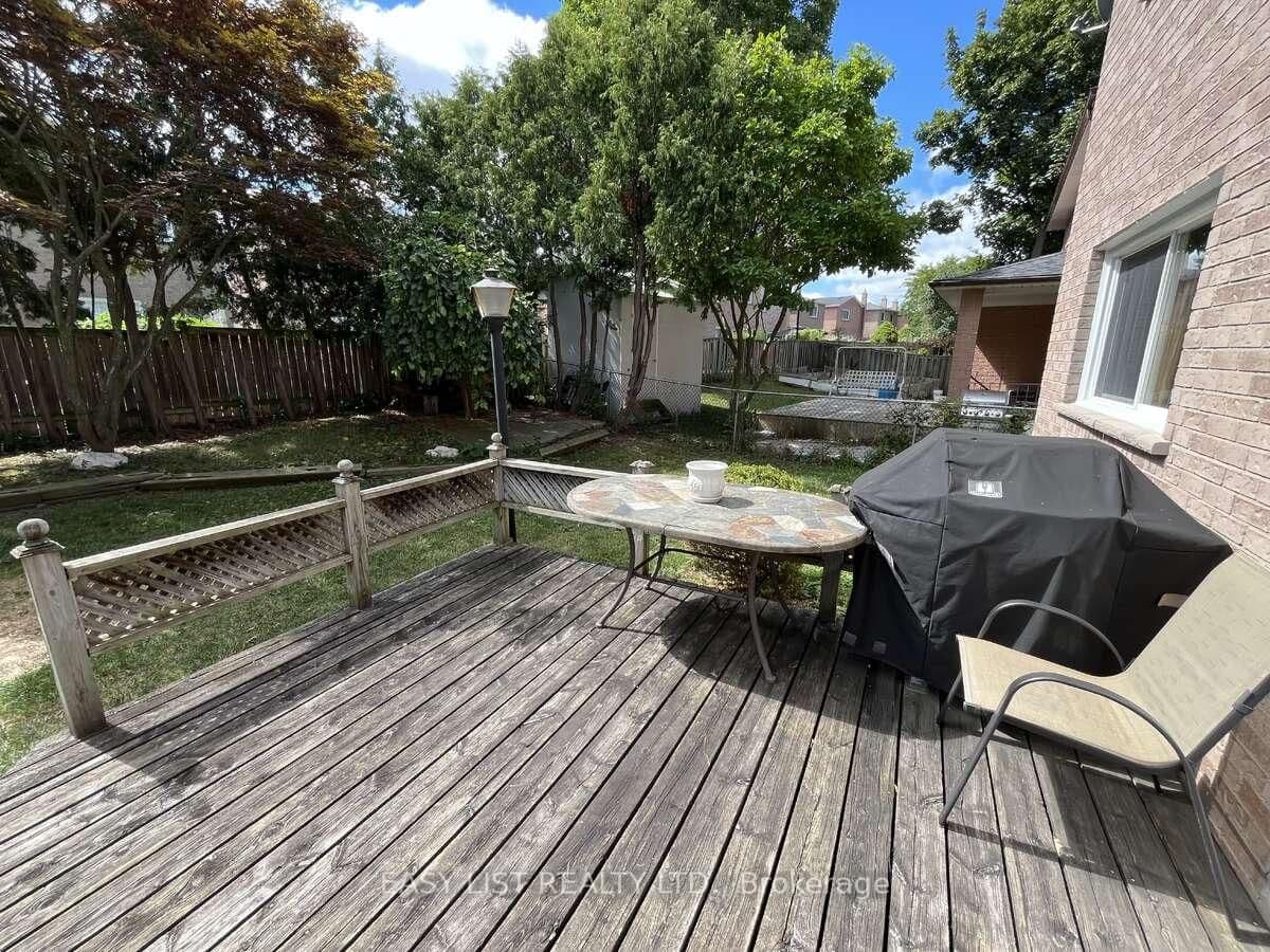 102 Burwell Crescent thumbnail 26