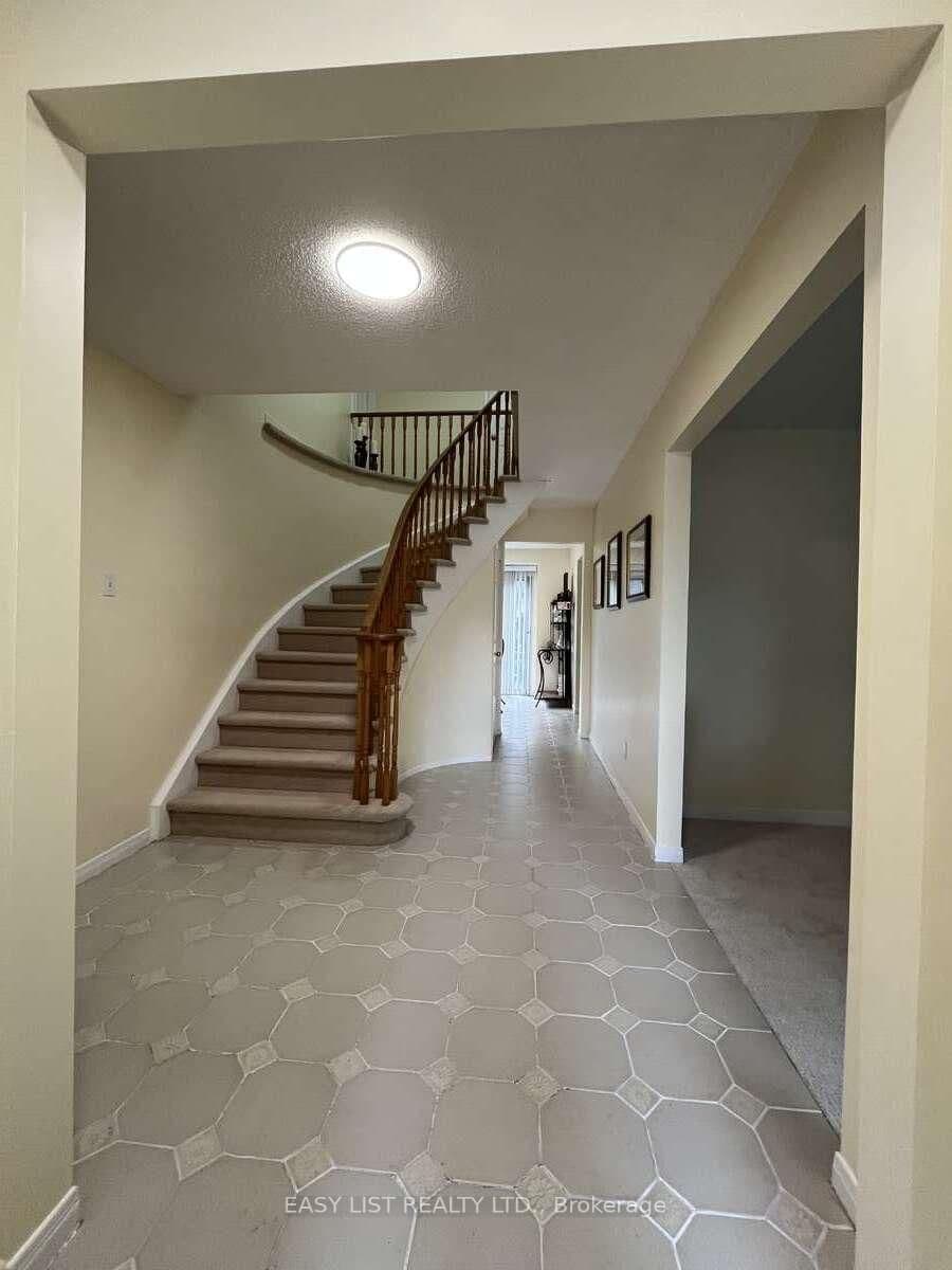 102 Burwell Crescent thumbnail 3