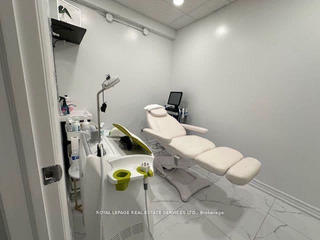 7163 Yonge Street, Unit 102 thumbnail 10