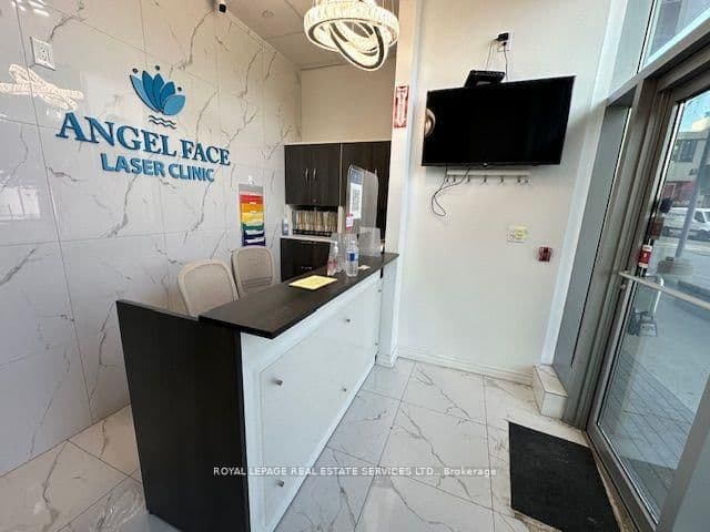 7163 Yonge Street, Unit 102 thumbnail 5