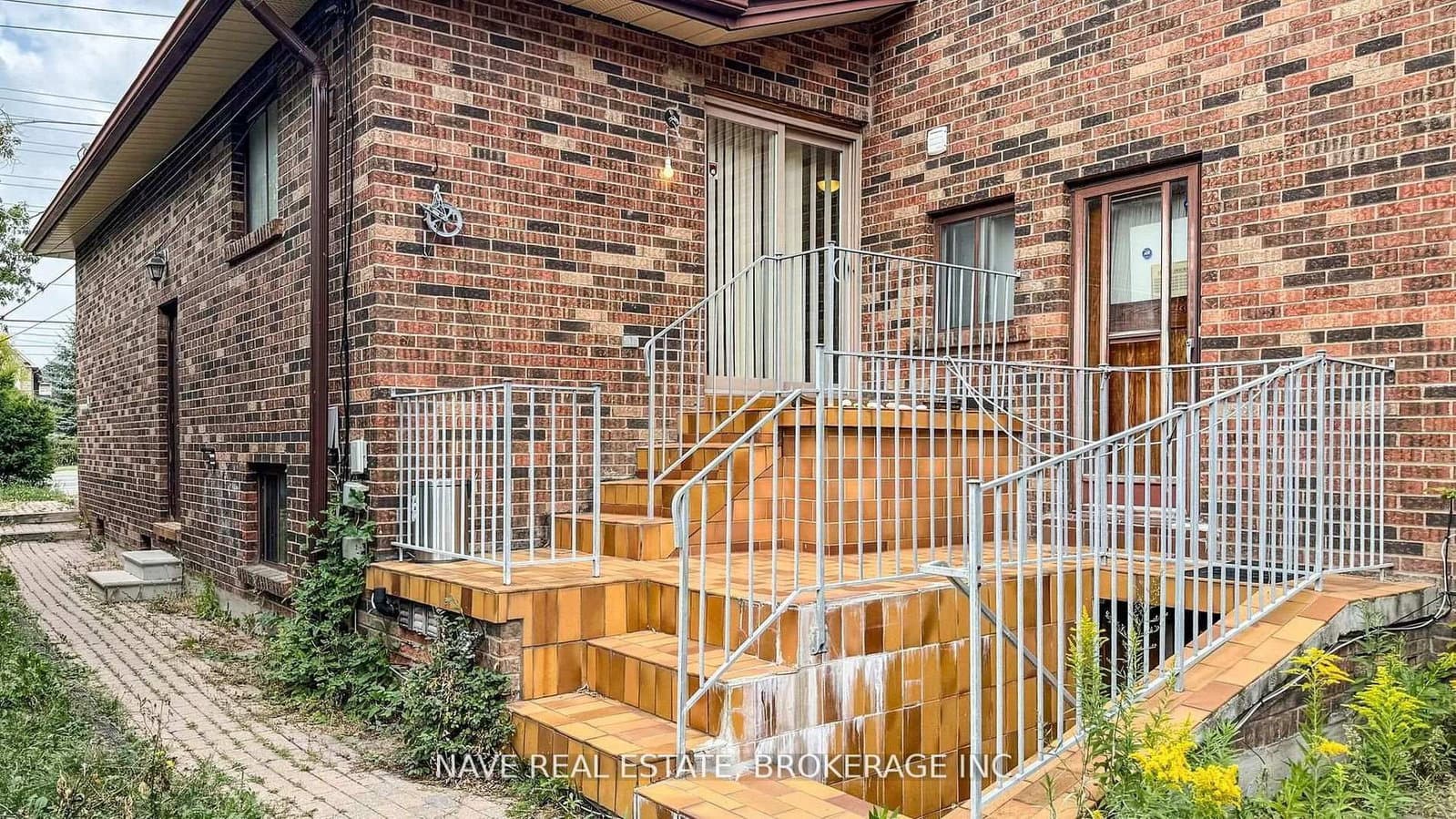9747 Bathurst Street thumbnail 15