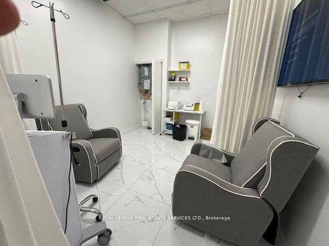 7163 Yonge Street, Unit 102 thumbnail 9