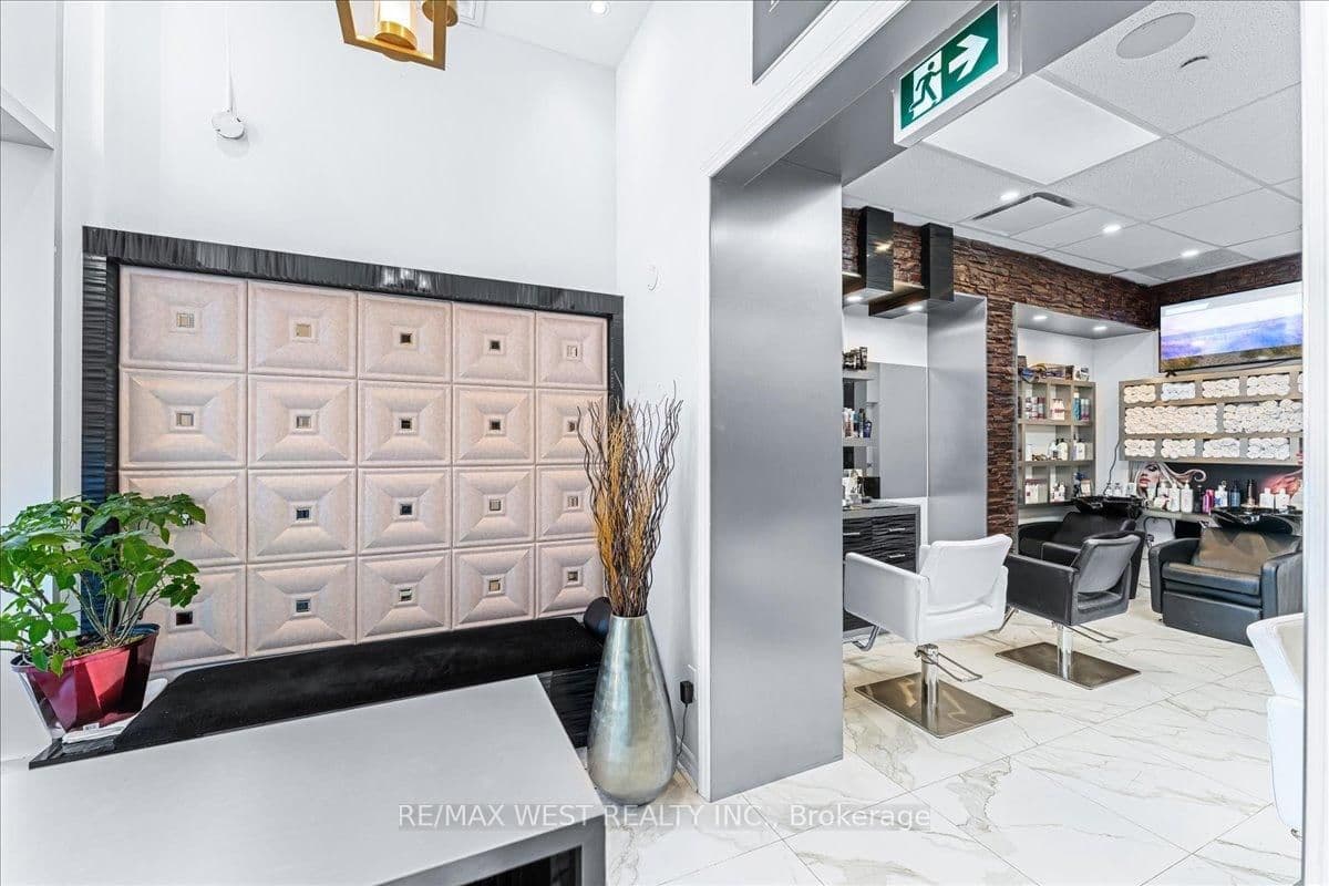 9610 Yonge Street, Unit A8 thumbnail 16