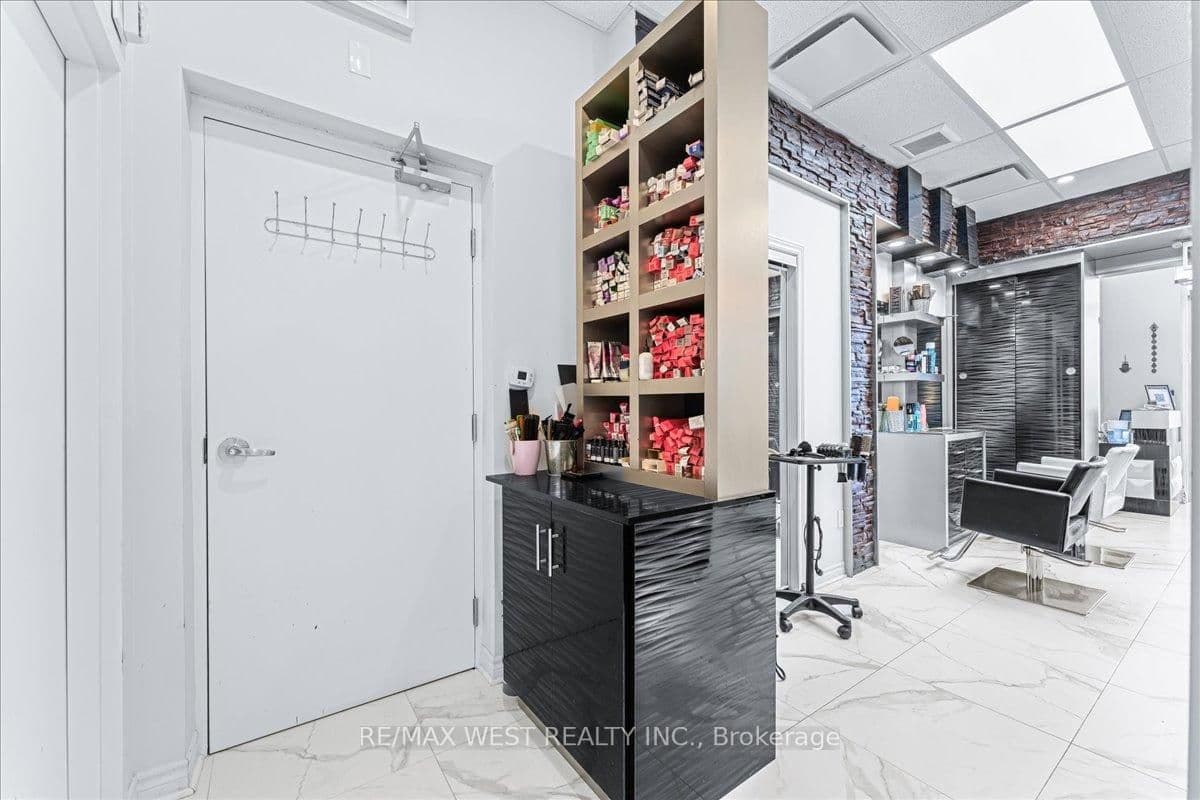 9610 Yonge Street, Unit A8 thumbnail 18