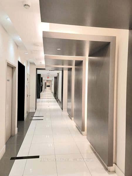 7167 Yonge Street, Unit 407 thumbnail 4
