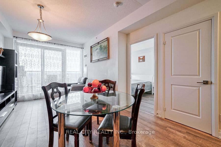 7167 Yonge Street, Unit 407 thumbnail 5