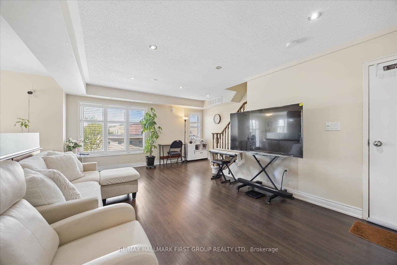 2067 Bur Oak Avenue, Unit 3 thumbnail 4