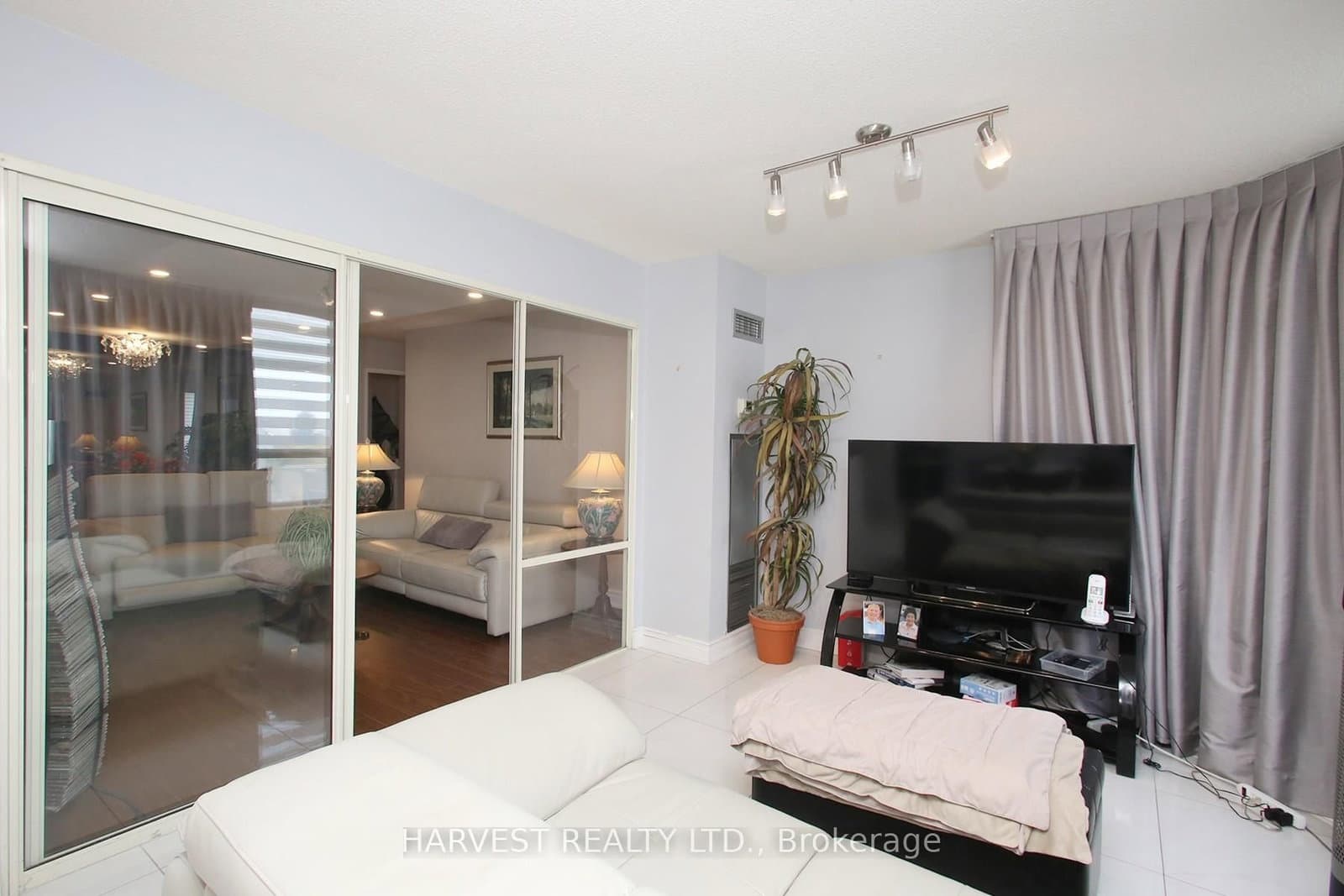 7 Townsgate Drive, Unit 1402 thumbnail 19