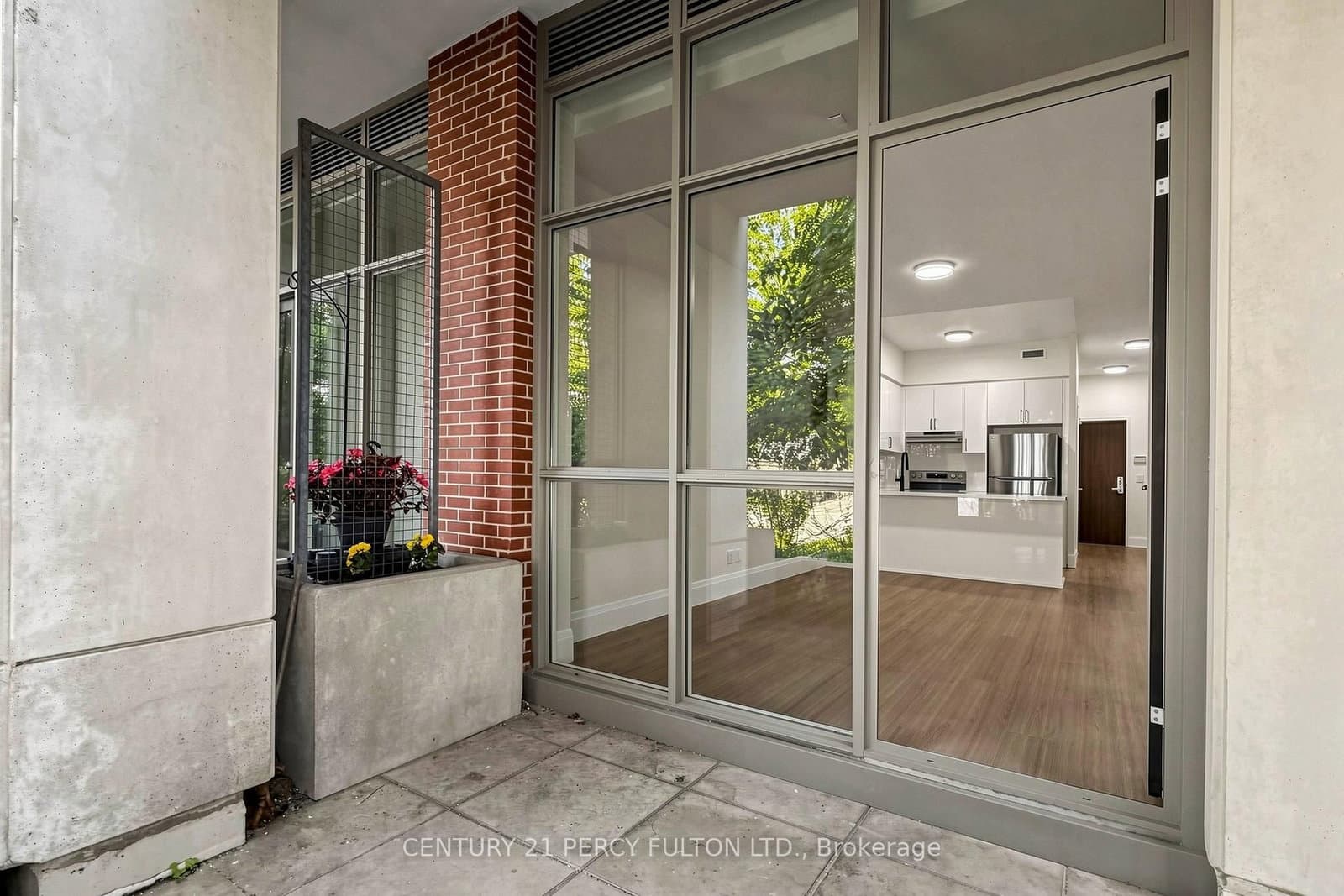 57 Upper Duke Crescent, Unit 102 thumbnail 32
