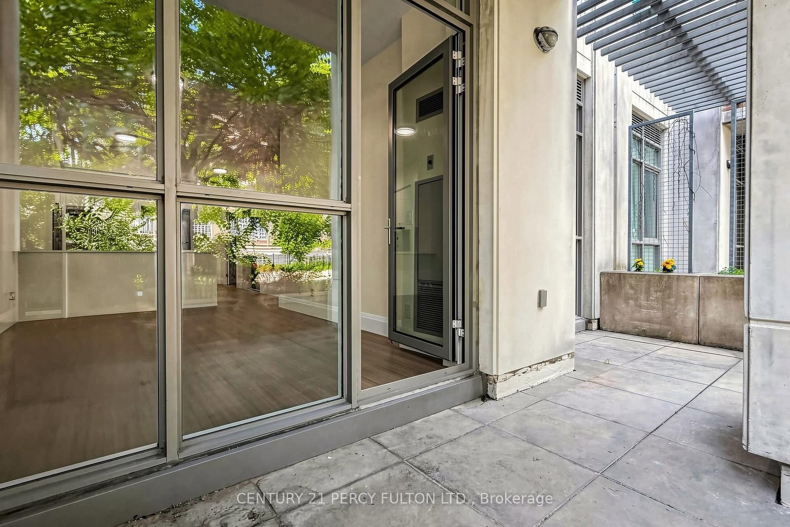 57 Upper Duke Crescent, Unit 102 thumbnail 33