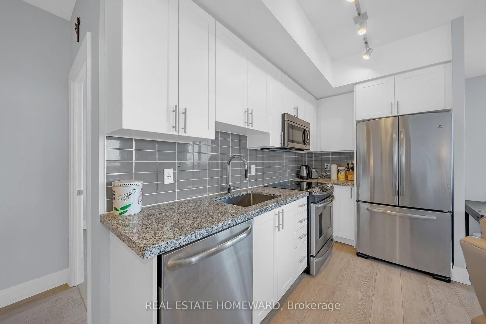 7161 Yonge Street, Unit 1525 thumbnail 11