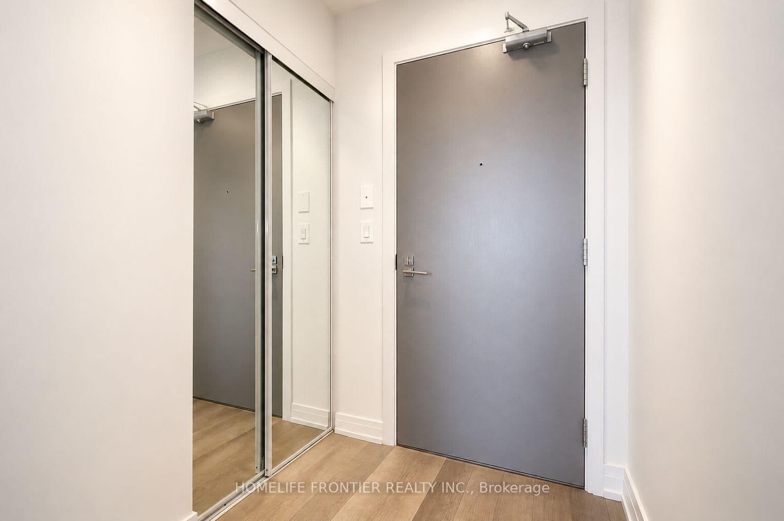 7165 Yonge Street, Unit 1810 thumbnail 2