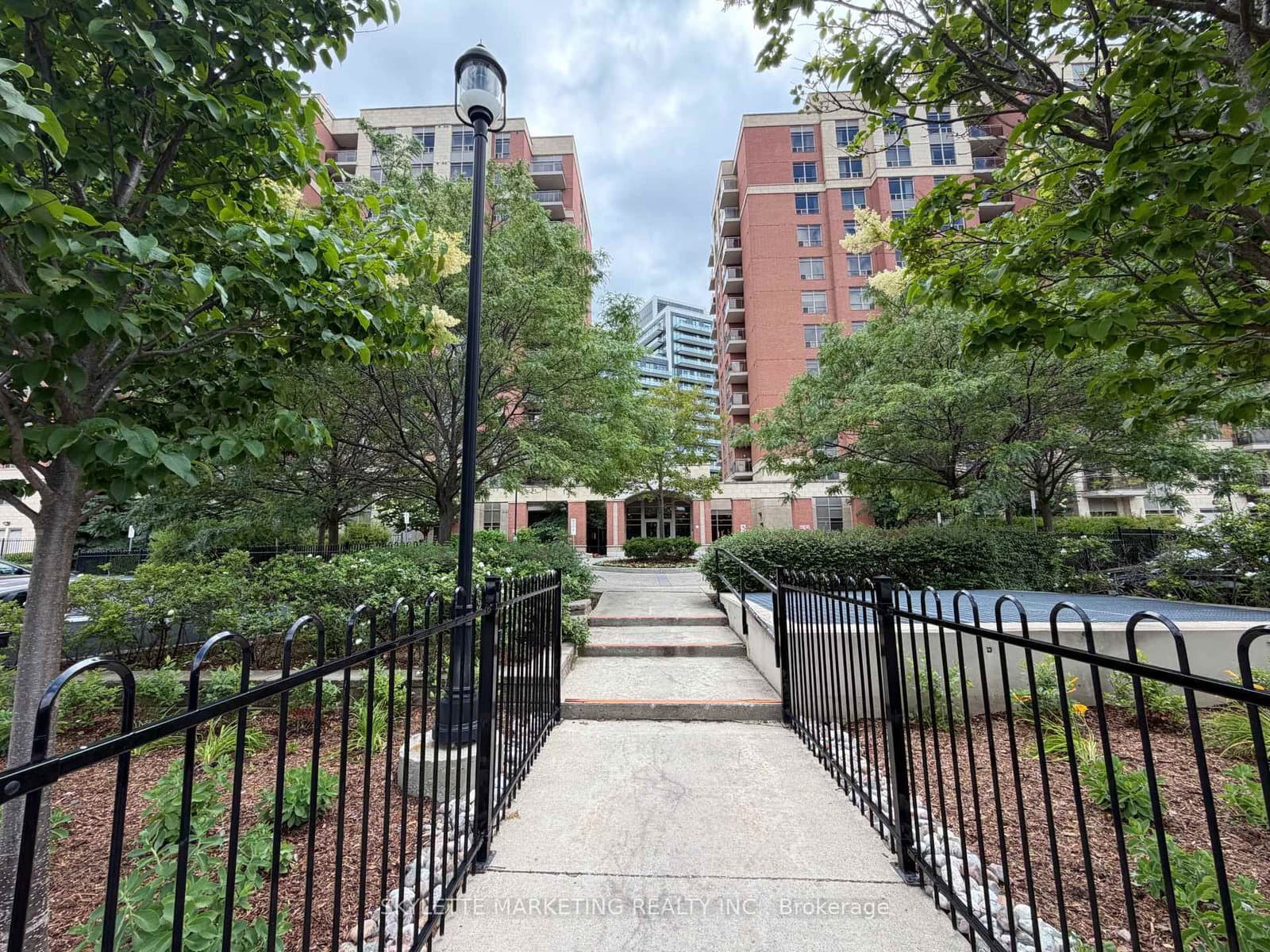 75 King William Crescent, Unit Ph13 - Image 1