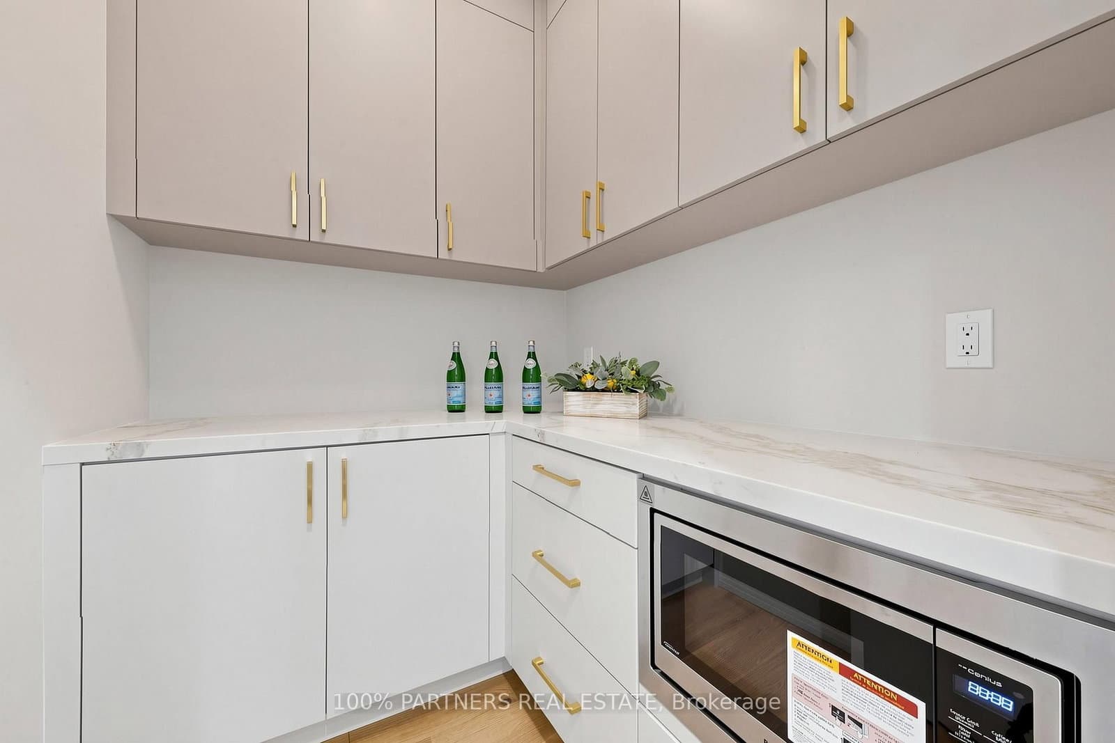 160 Lawrence Avenue thumbnail 17