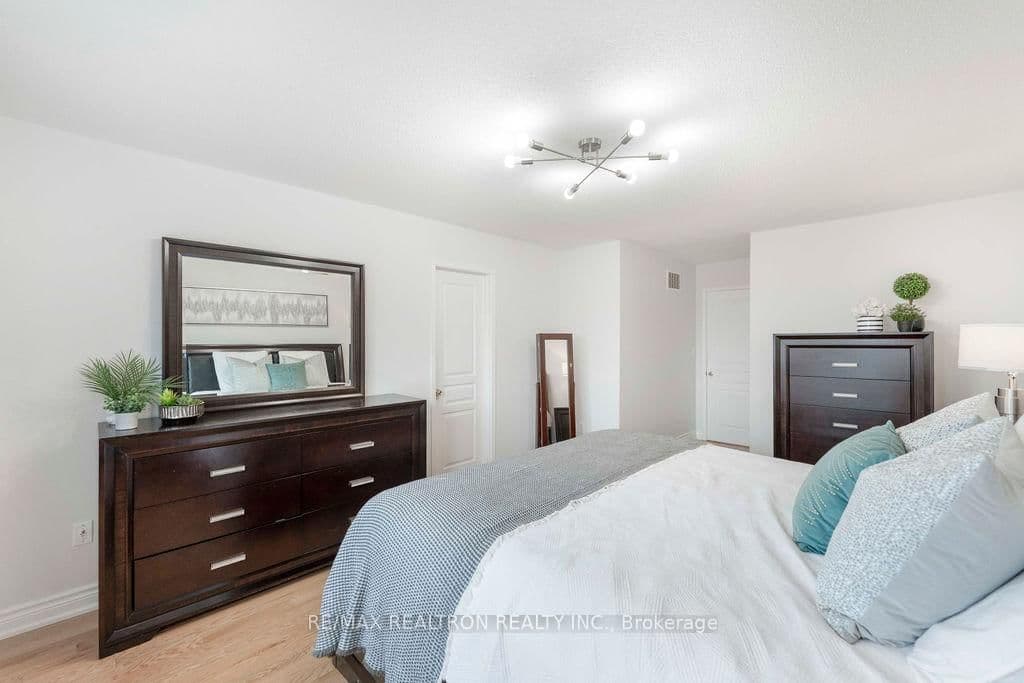 2334 Bur Oak Avenue thumbnail 25