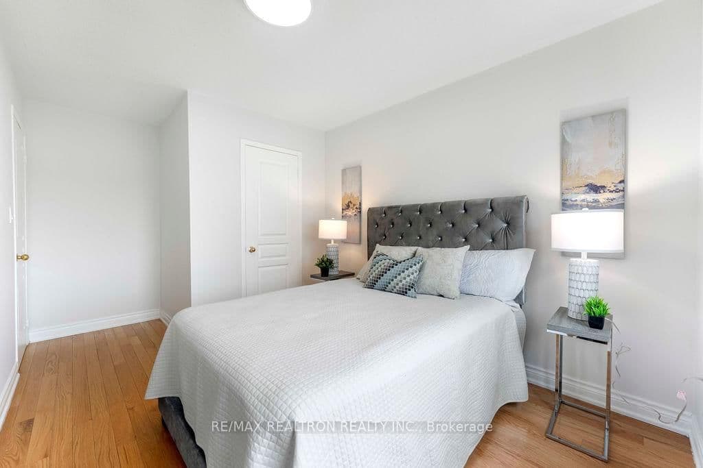 2334 Bur Oak Avenue thumbnail 31