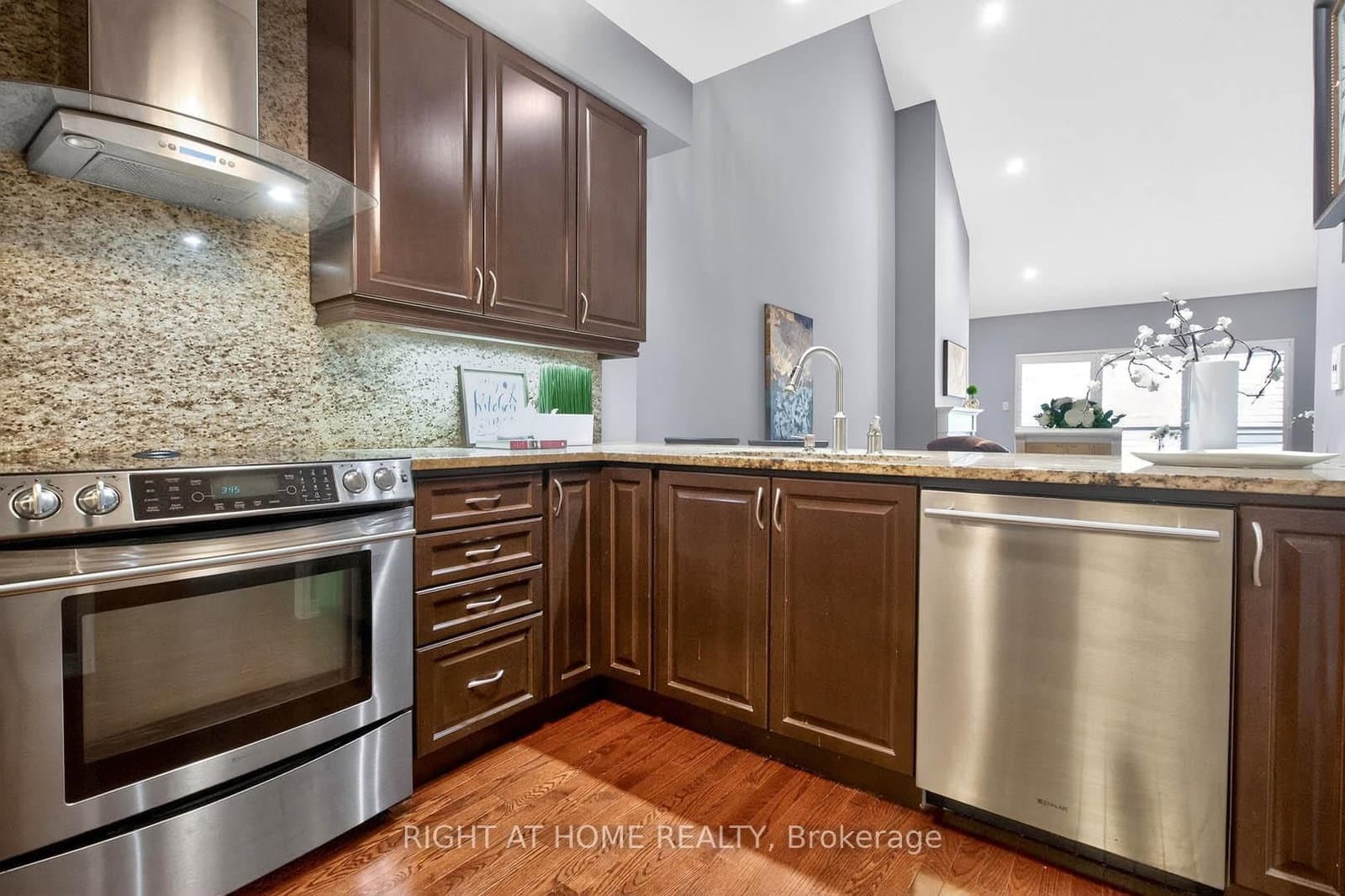 145 Louisbourg Way thumbnail 12