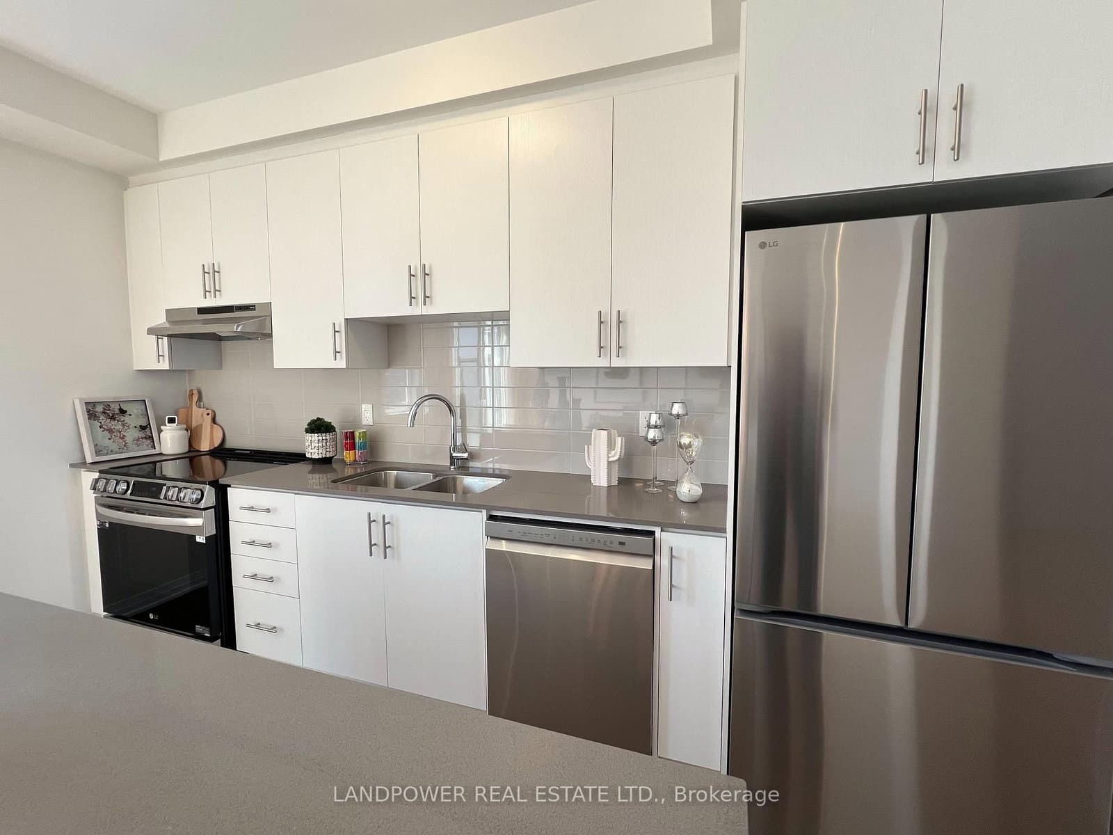 1655 Bur Oak Avenue thumbnail 19