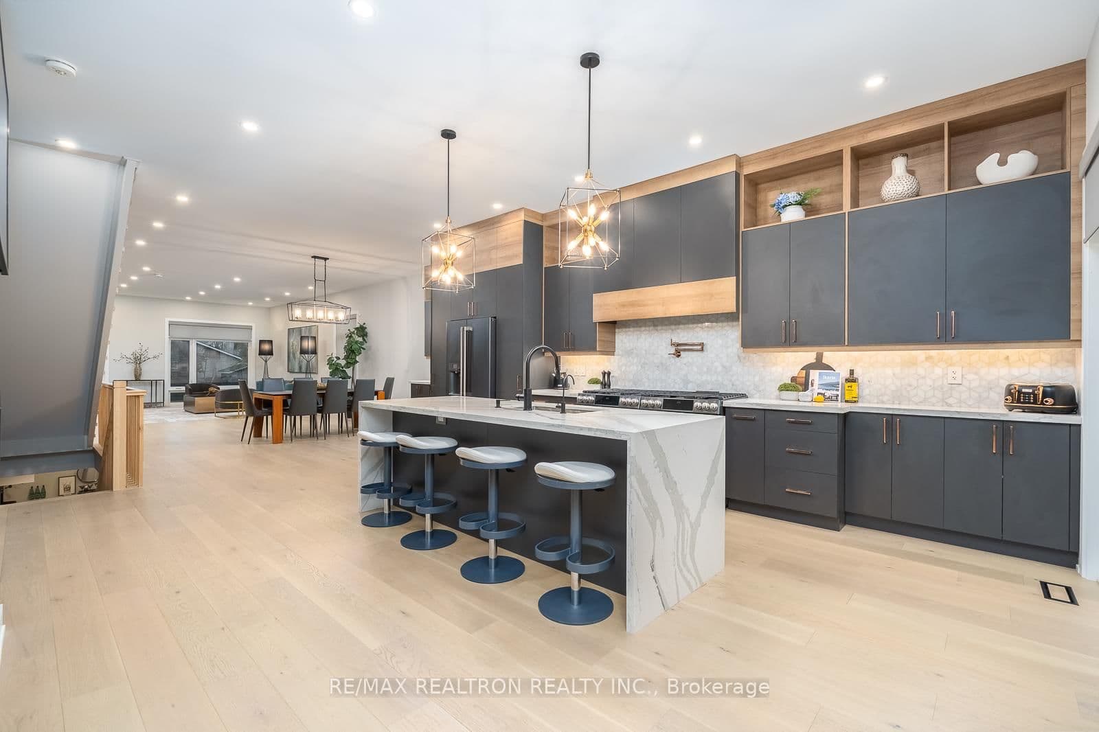 70 Collins Crescent thumbnail 11