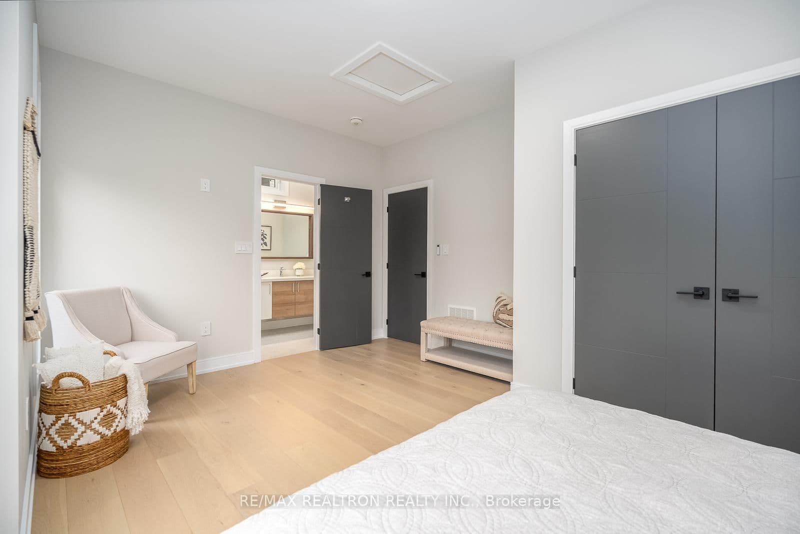 70 Collins Crescent thumbnail 31