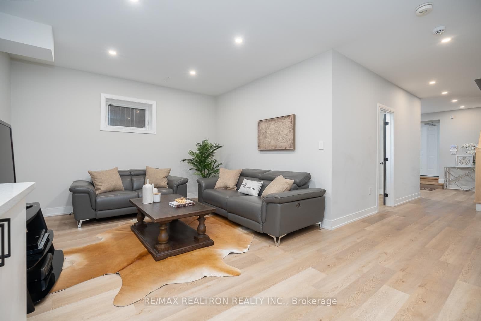 70 Collins Crescent thumbnail 39