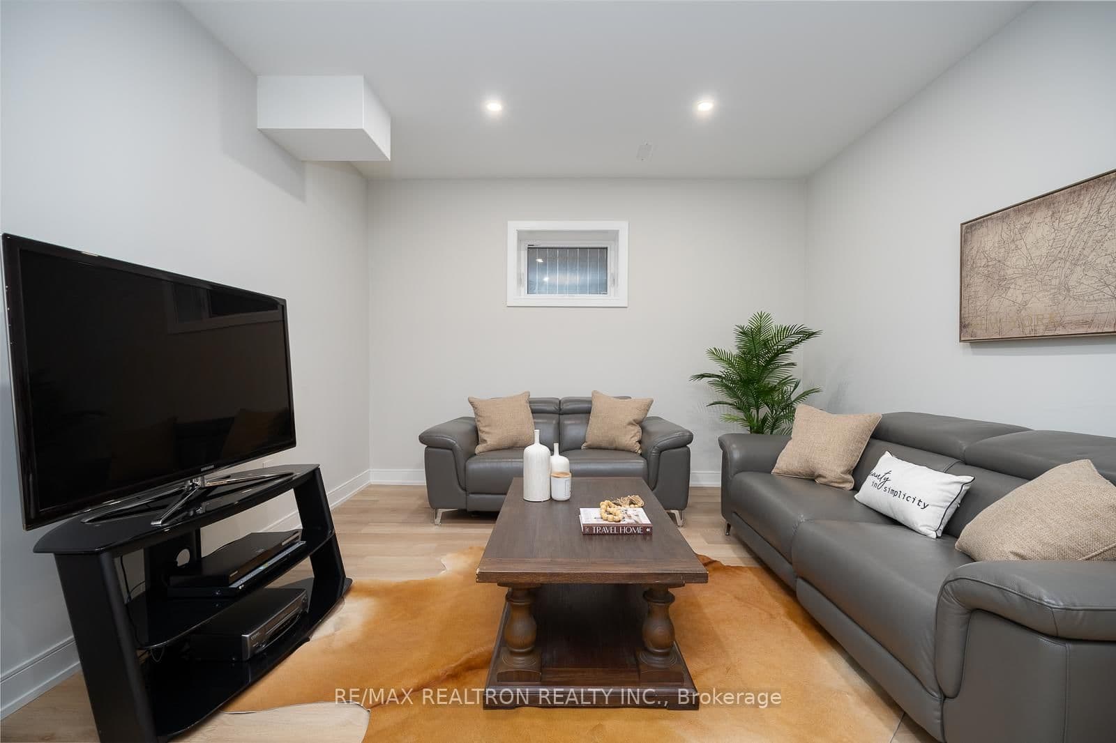 70 Collins Crescent thumbnail 40