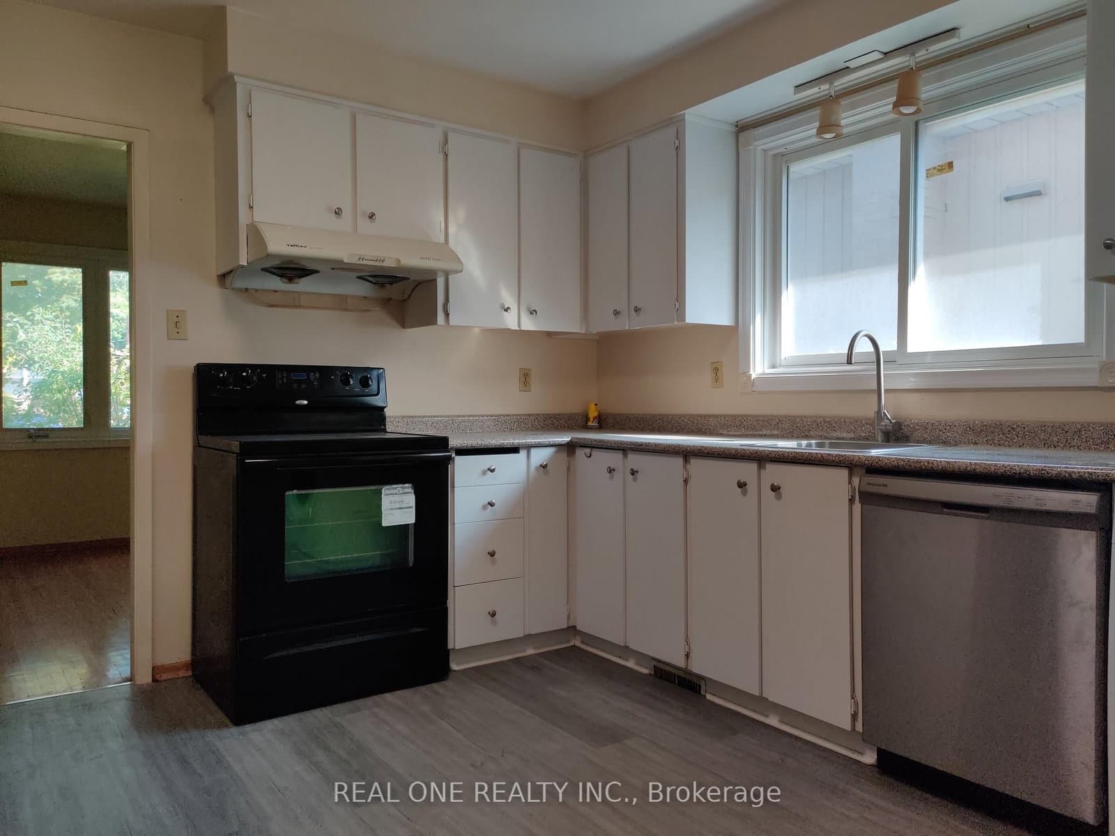 93 Southdale Drive, Unit Upper thumbnail 3
