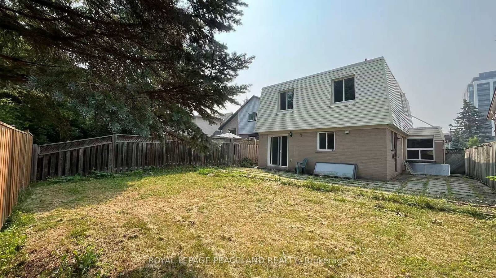 711 Irwin Crescent thumbnail 18