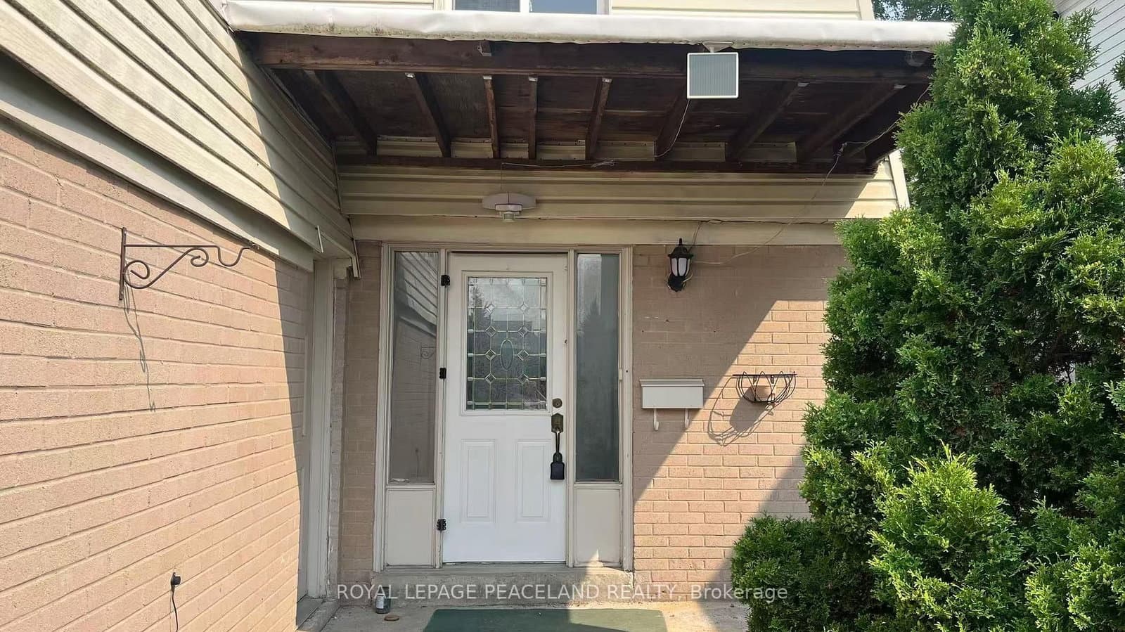 711 Irwin Crescent thumbnail 2