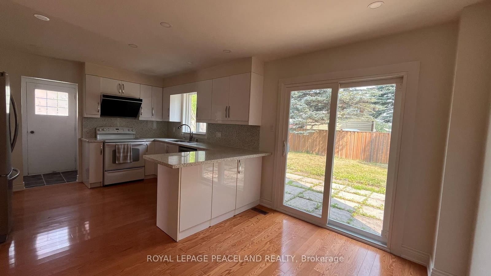 711 Irwin Crescent thumbnail 9