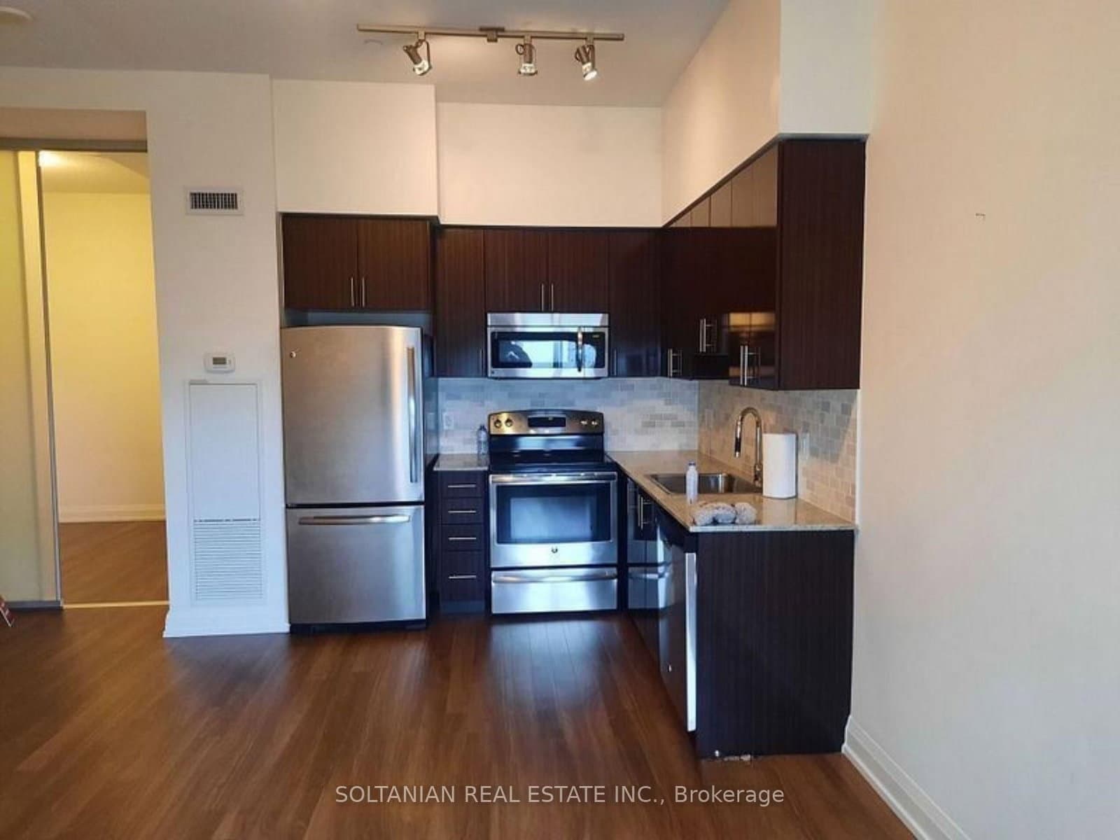 7161 Yonge Street, Unit 817 thumbnail 3