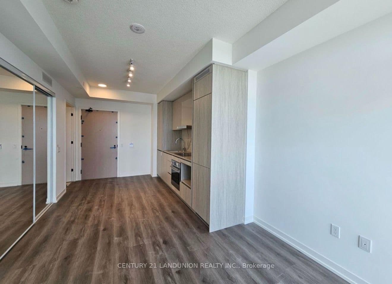 28 Interchange Way, Unit 3102 thumbnail 4