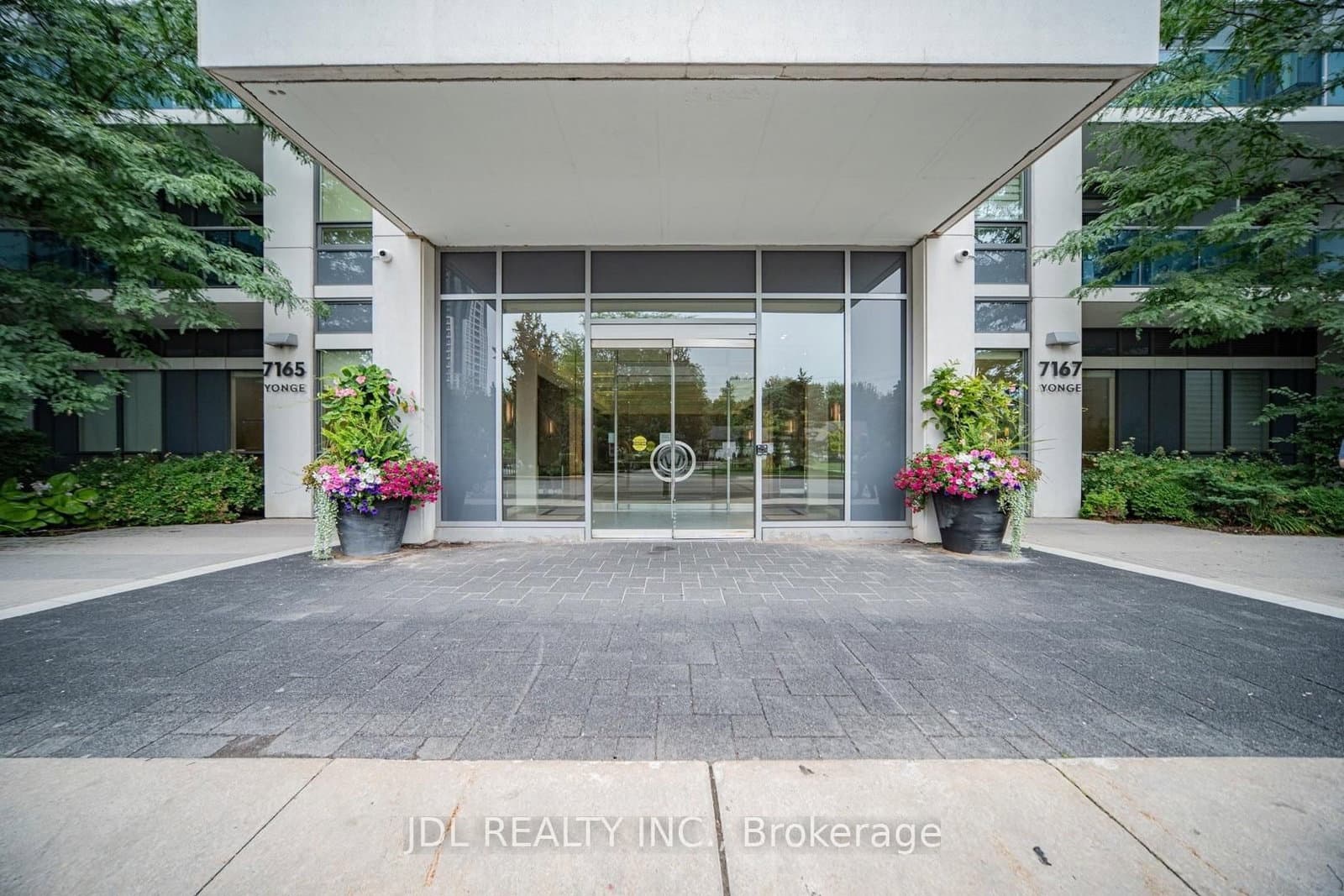 7165 Yonge Street, Unit 902 thumbnail 3