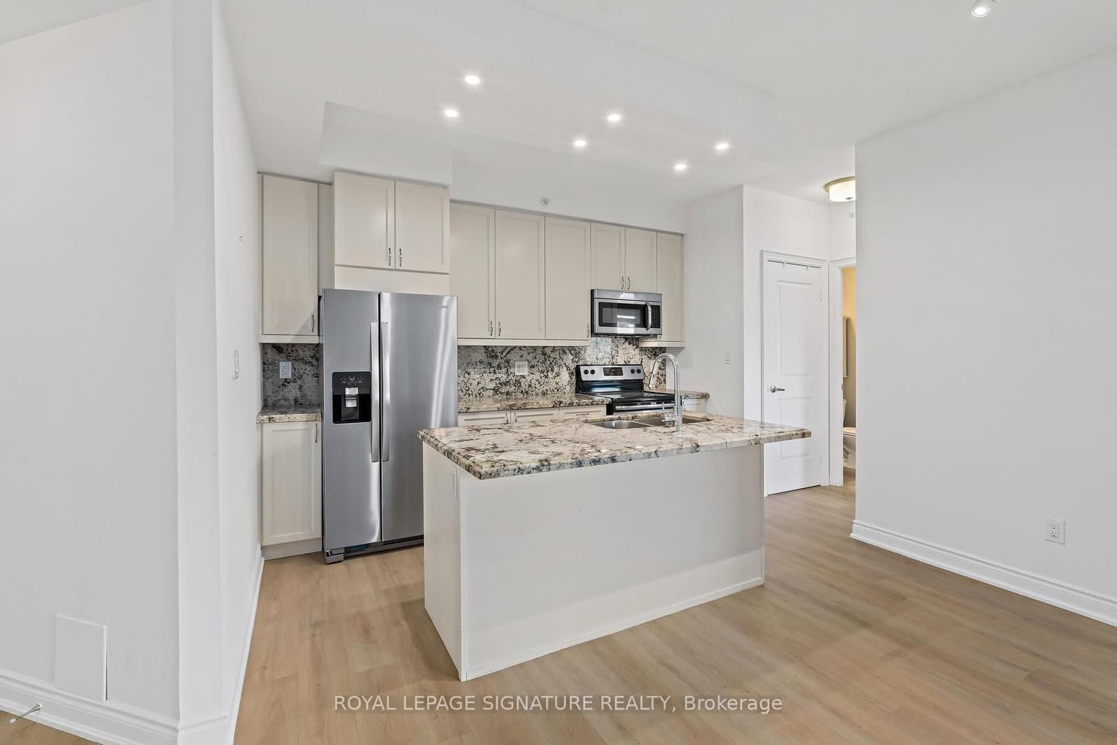 2396 Major Mackenzie Drive W, Unit 220 thumbnail 4