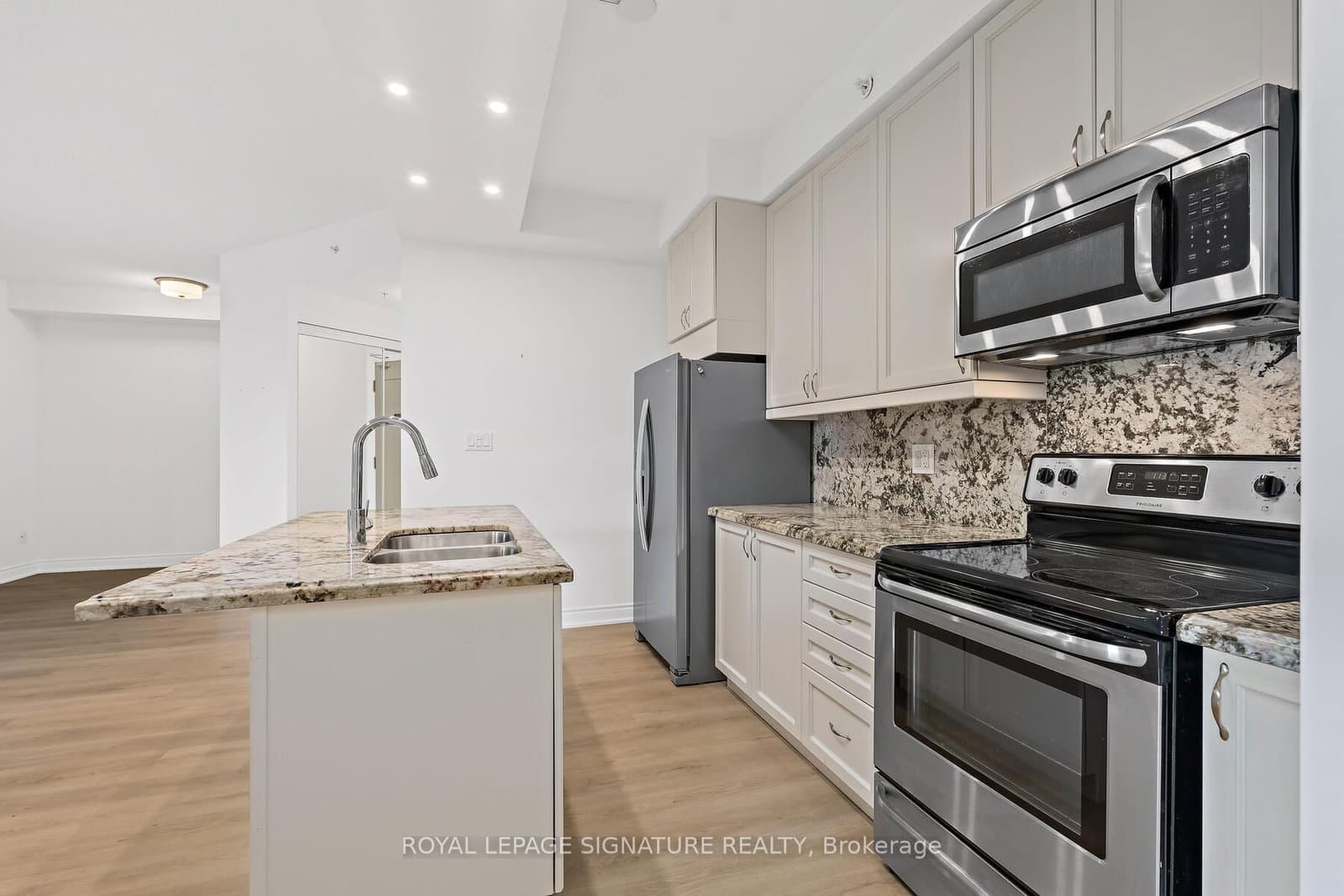 2396 Major Mackenzie Drive W, Unit 220 thumbnail 6