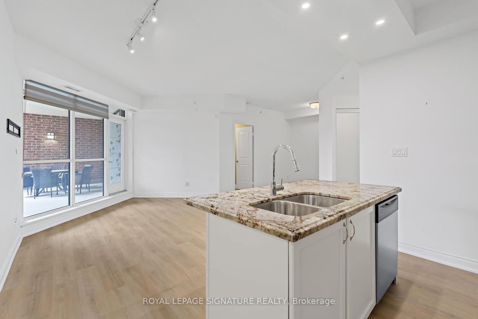 2396 Major Mackenzie Drive W, Unit 220 thumbnail 7