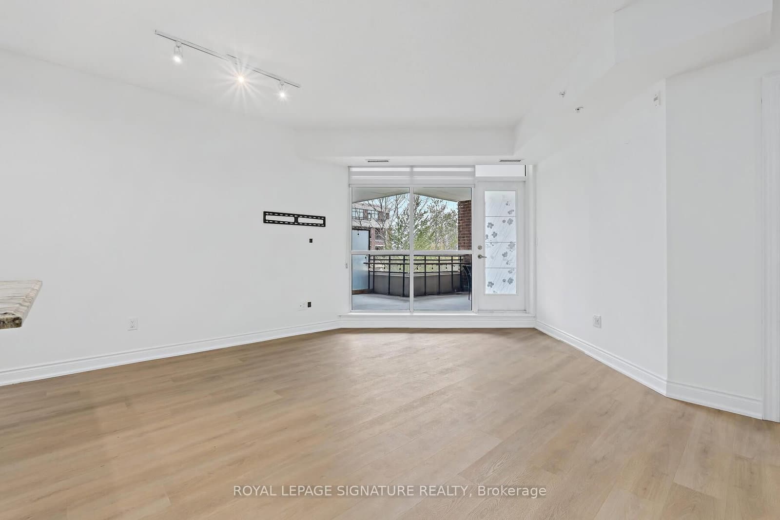 2396 Major Mackenzie Drive W, Unit 220 thumbnail 8
