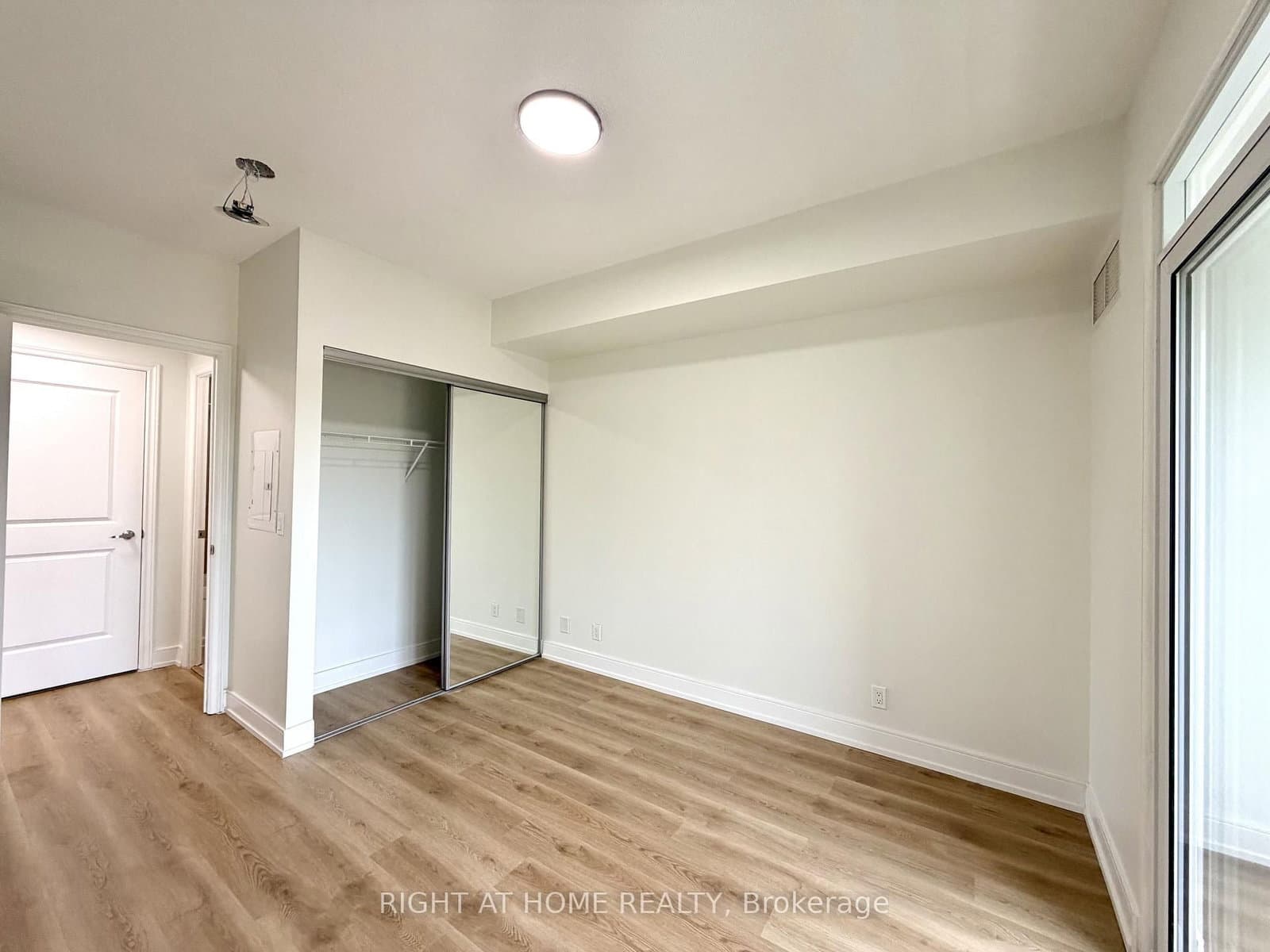 9235 Jane Street, Unit 214 thumbnail 18