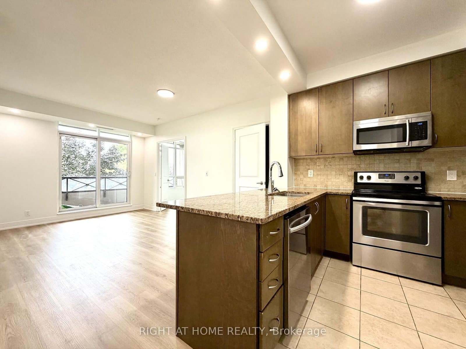 9235 Jane Street, Unit 214 thumbnail 6