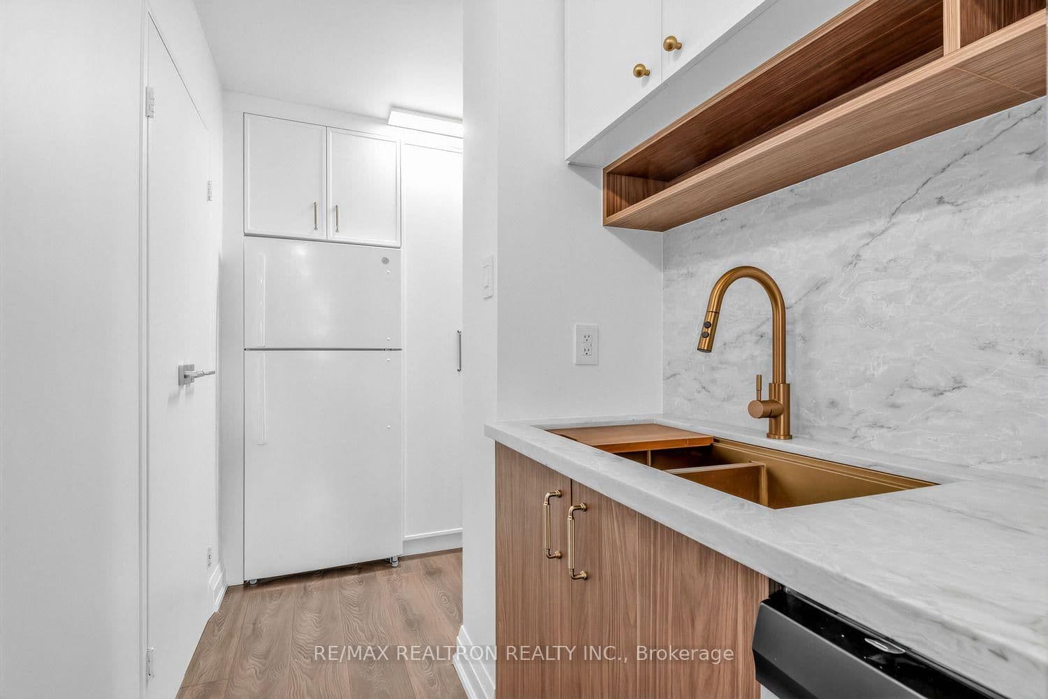 1 Royal Orchard Boulevard, Unit 211 thumbnail 12