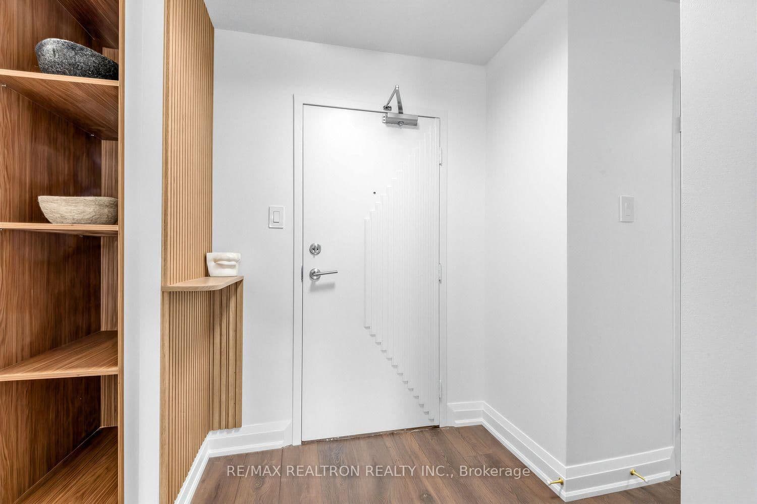 1 Royal Orchard Boulevard, Unit 211 thumbnail 3