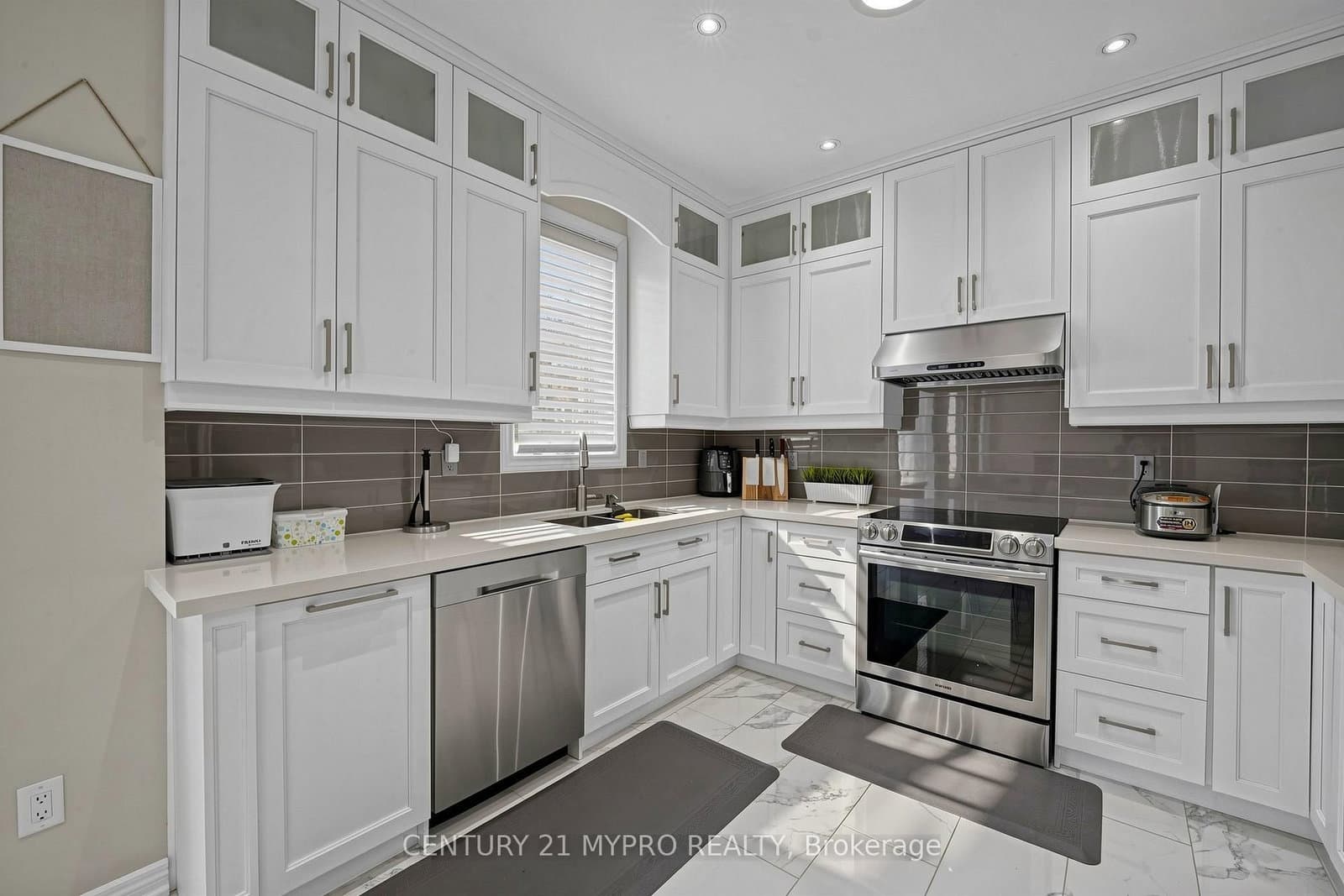 225 Silver Maple Road thumbnail 11