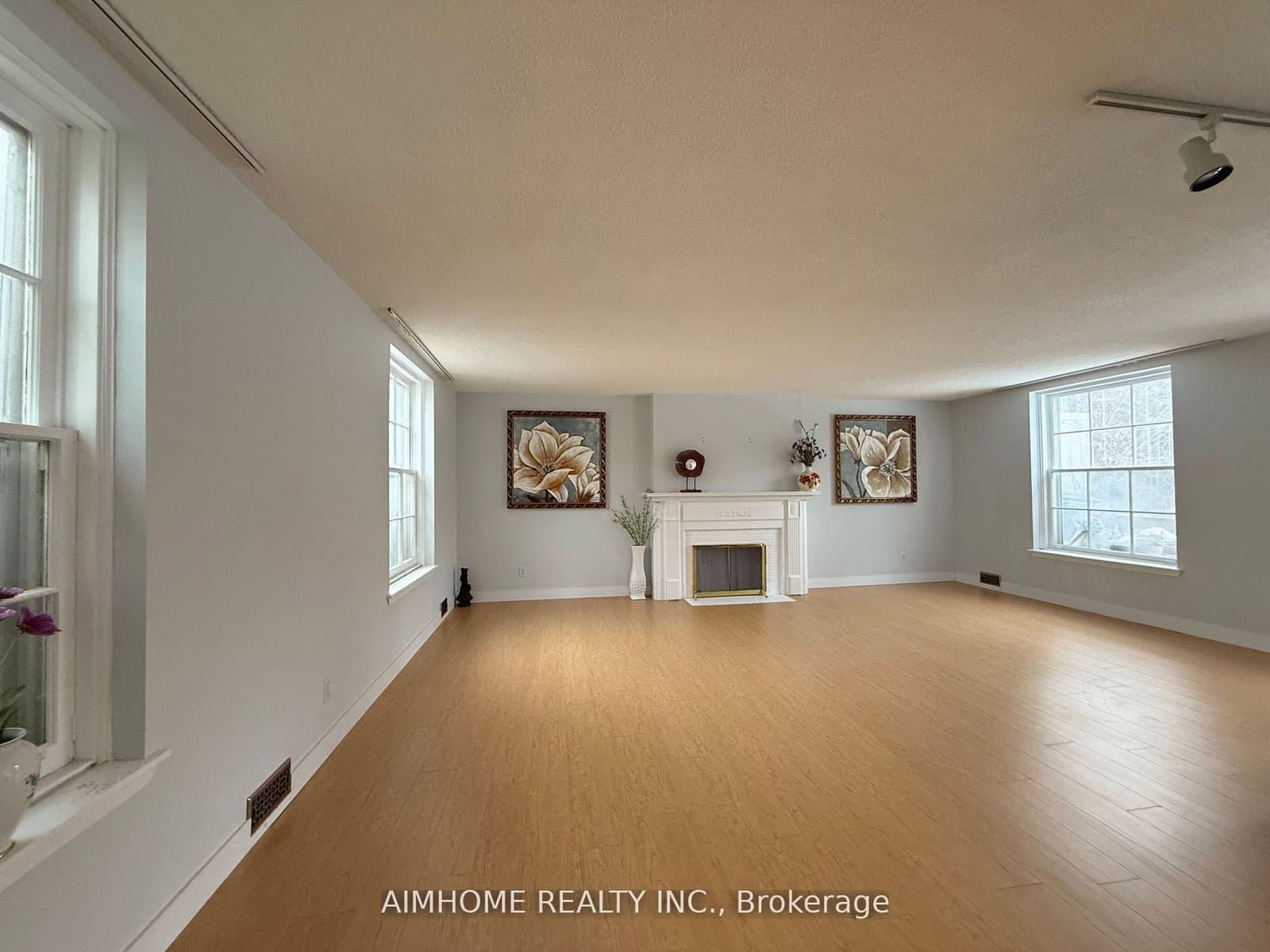 338 Steeles Avenue E thumbnail 4