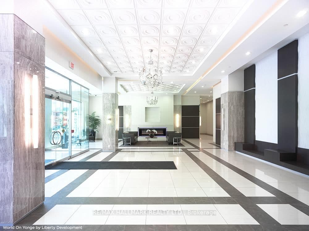 7171 Yonge Street, Unit PH301 thumbnail 3