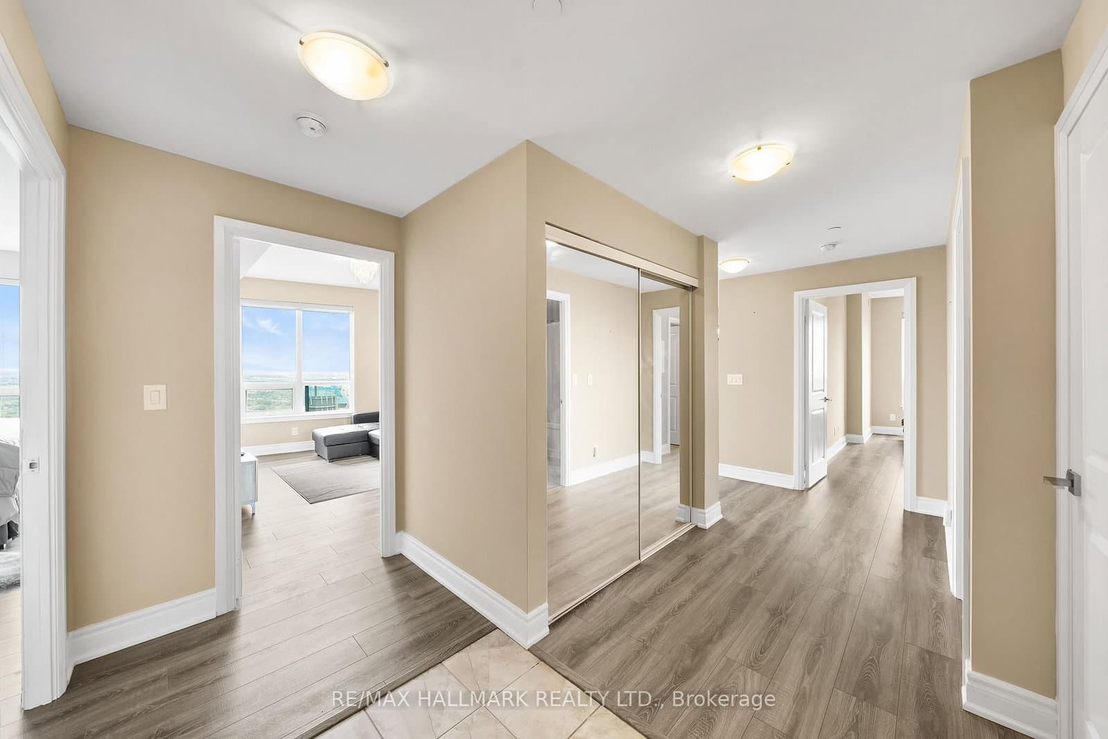 7171 Yonge Street, Unit PH301 thumbnail 5