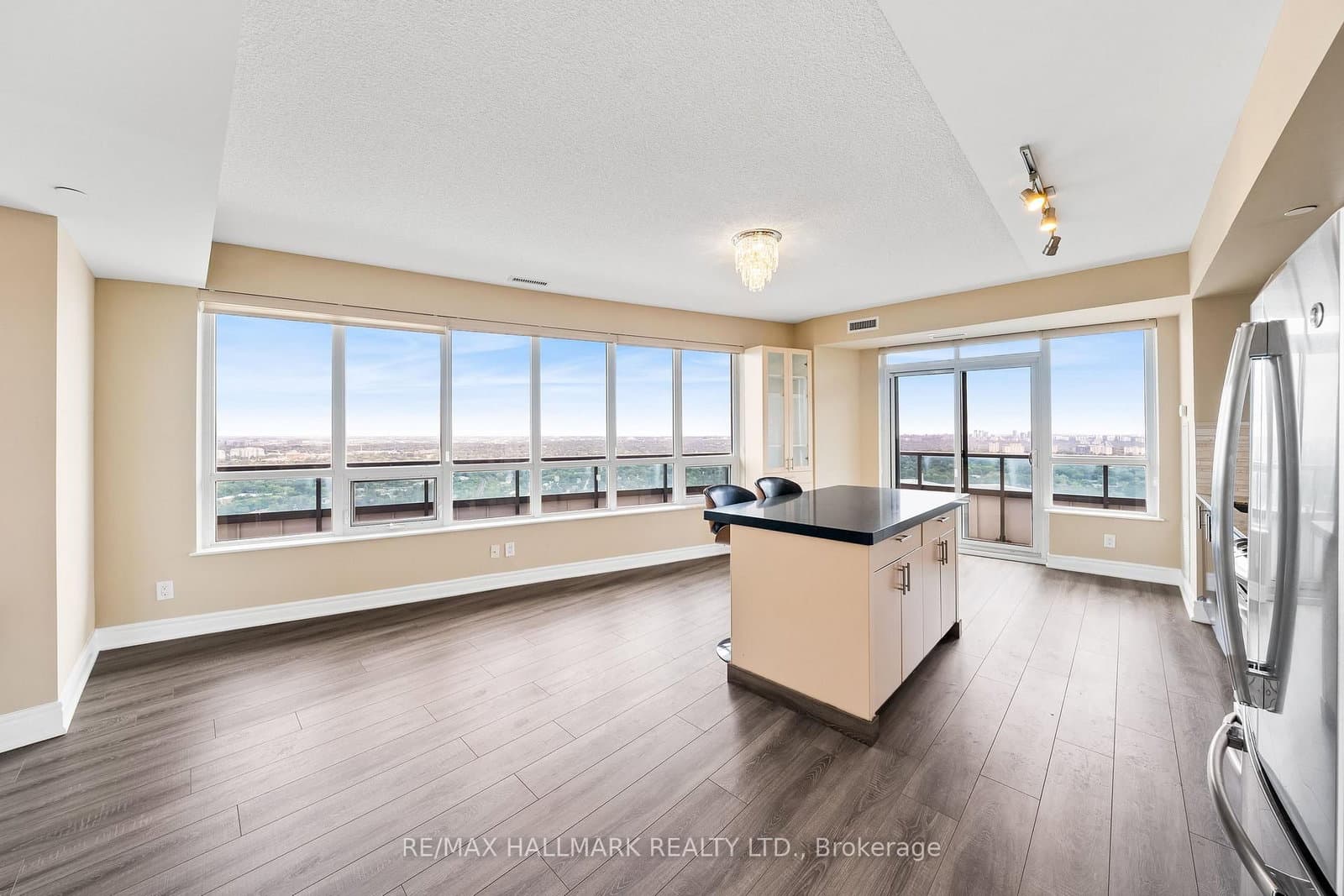 7171 Yonge Street, Unit PH301 thumbnail 6