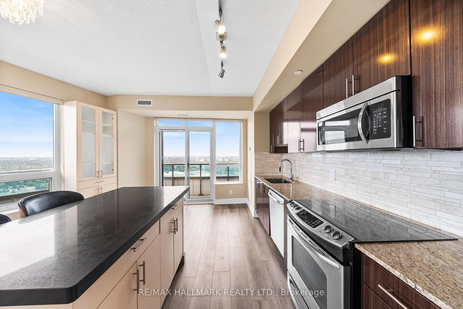 7171 Yonge Street, Unit PH301 thumbnail 9