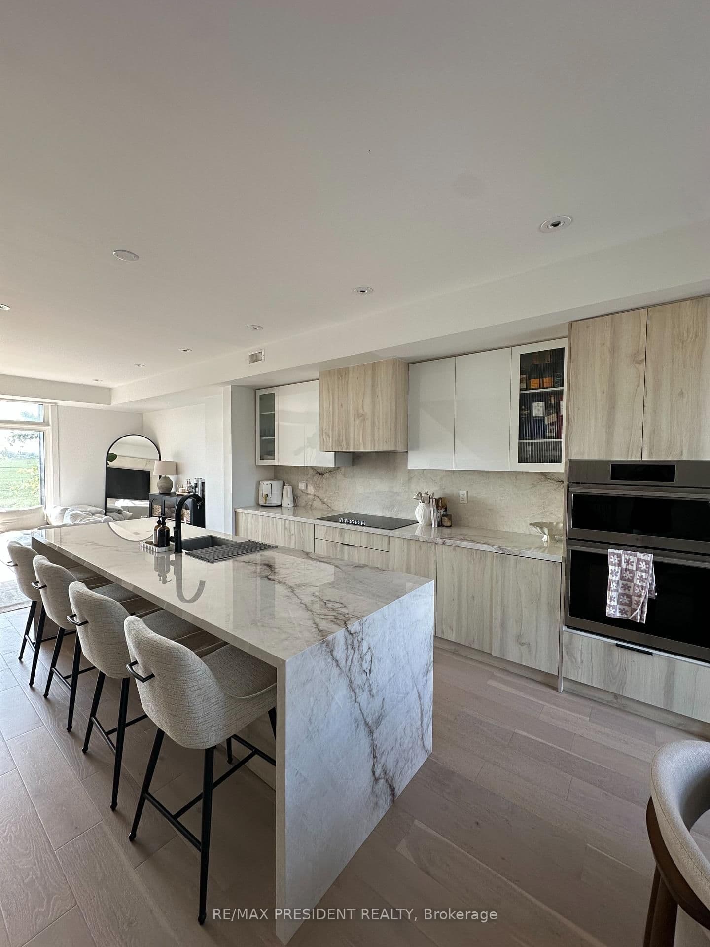63 Holyrood Crescent