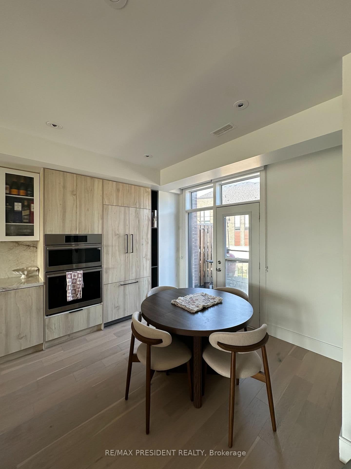 63 Holyrood Crescent thumbnail 2