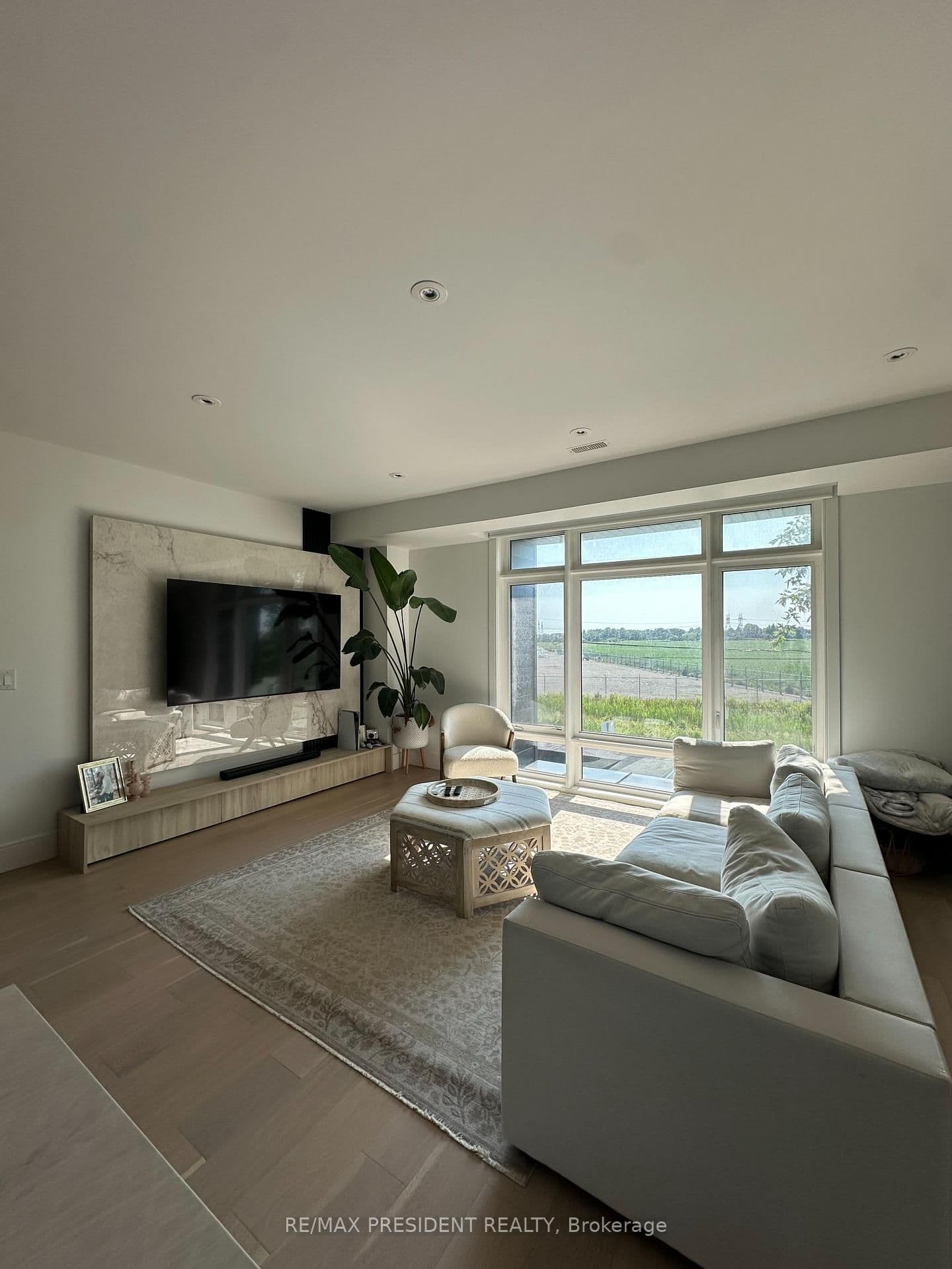 63 Holyrood Crescent thumbnail 4